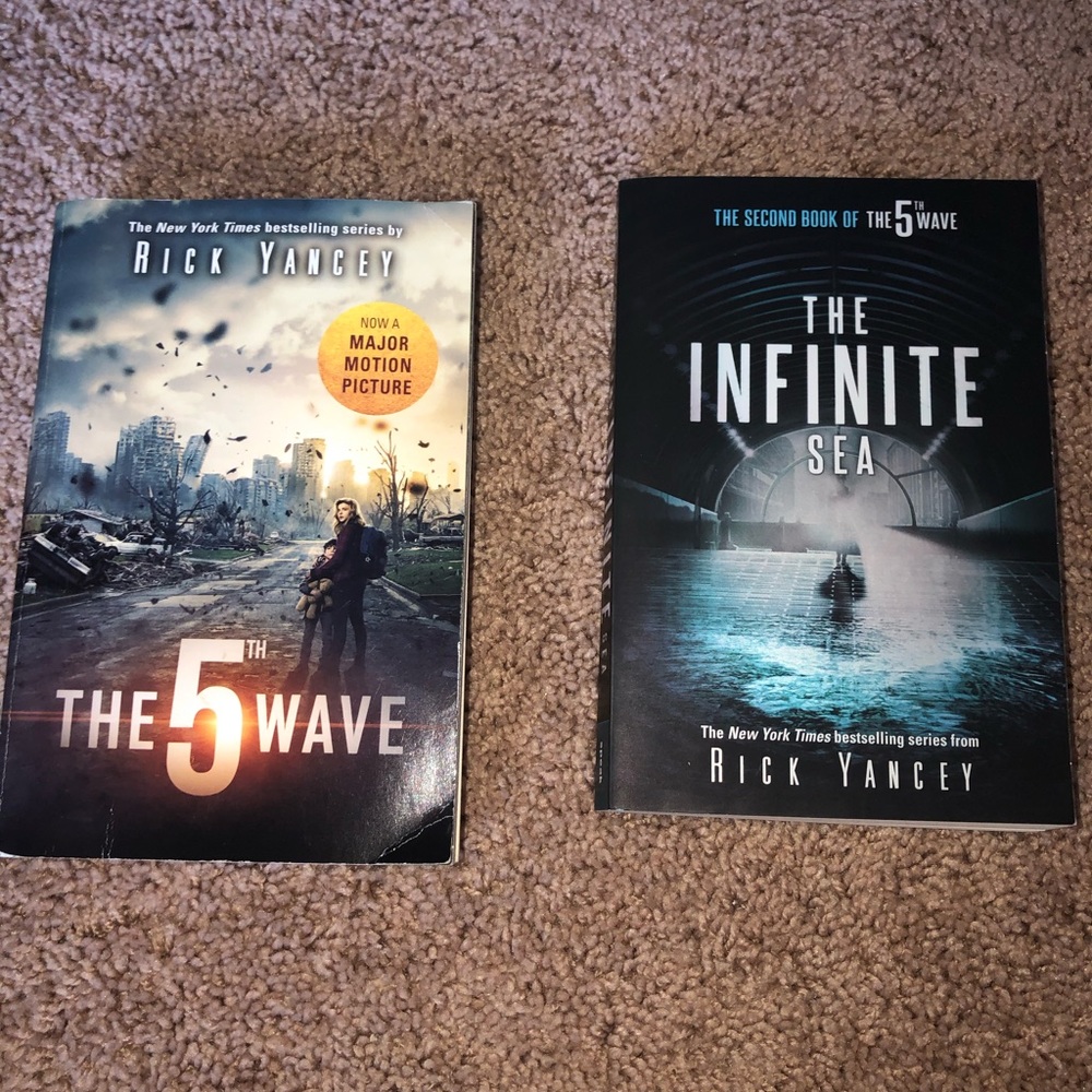 Books 📚 - Picture 7 of 8